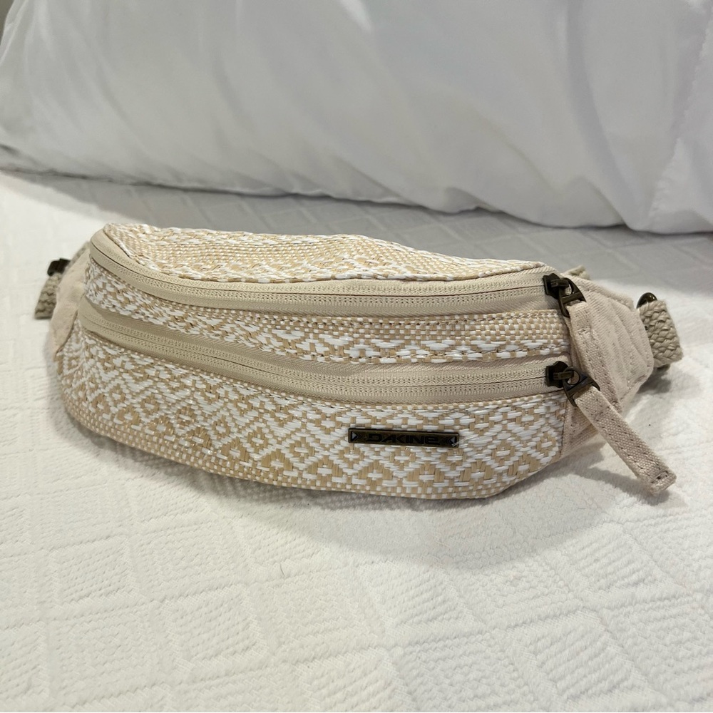 NWOT Dakine Women's Fanny Pack